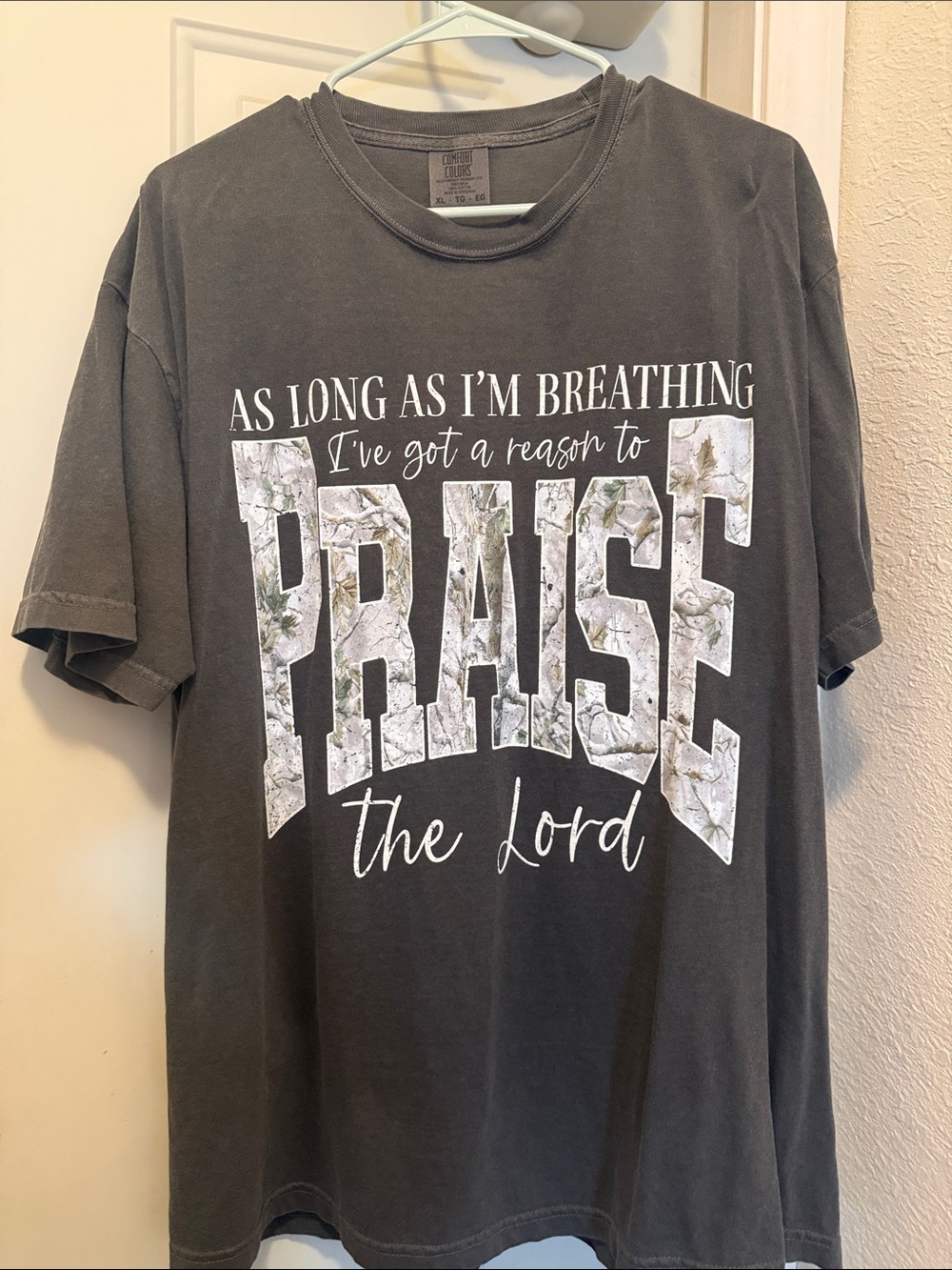 Comfort Colors Women's Dark Gray 'Praise the Lord' Graphic Tee - Picture 3 of 4
